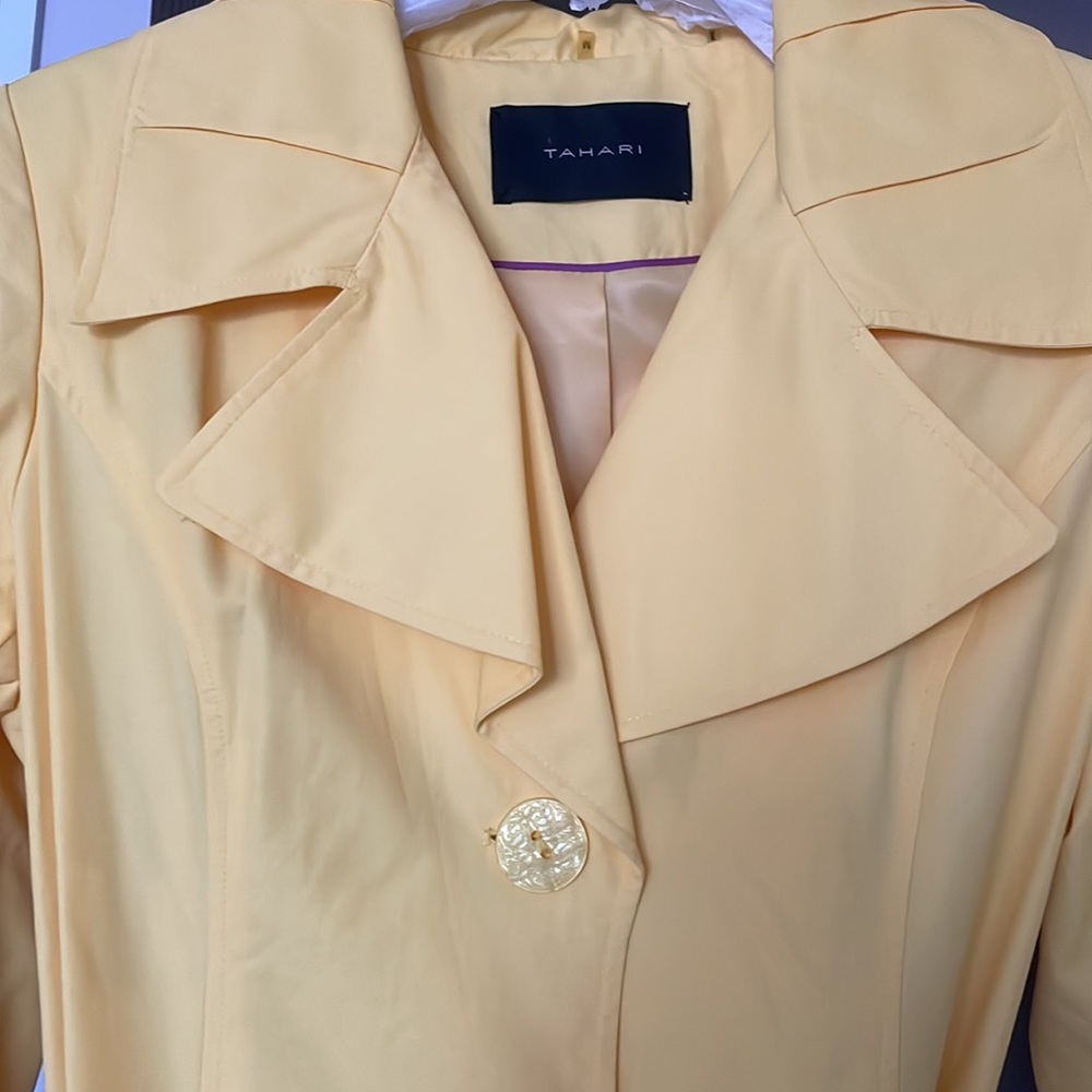NEW TAHARI WOME'NS TRENCH COAT YELLOW DAISY SZ M RETAIL $ 125 - Picture 5 of 5